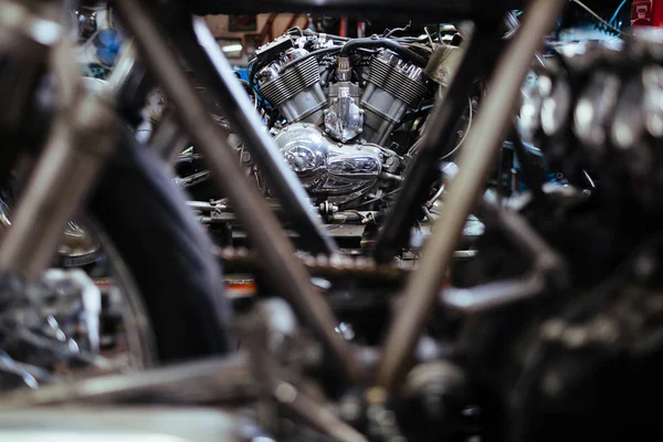 Plusieurs Motos Debout Rangée Dans Garage Formant Fond Abstrait Pièces — Photo