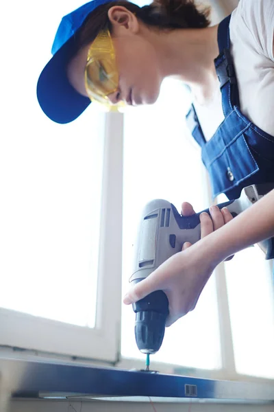 Angle Bas Jeune Femme Travaillant Avec Perceuse Électrique Cadre Aluminium — Photo