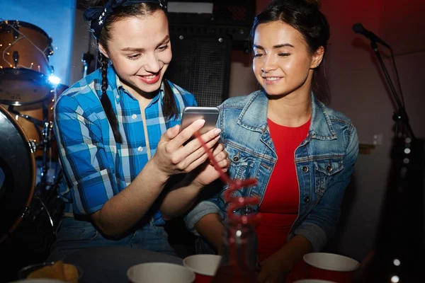 Smartphone Night Club Party Mosolyogva Élvezi Időt Két Trendi Fiatal — Stock Fotó