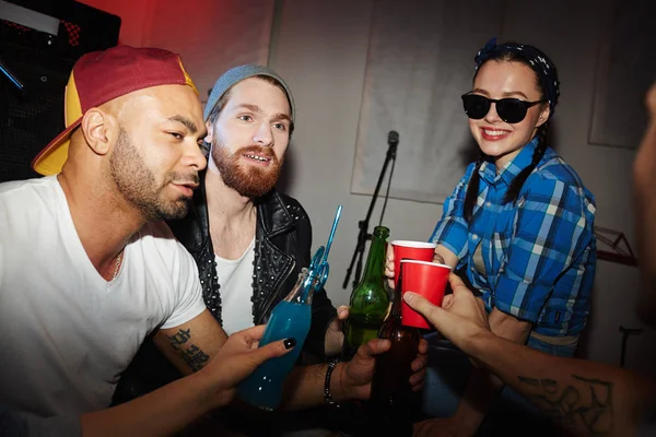 Groep Glimlachen Van Jonge Mensen Mannen Vrouw Drinken Bier Opknoping — Stockfoto