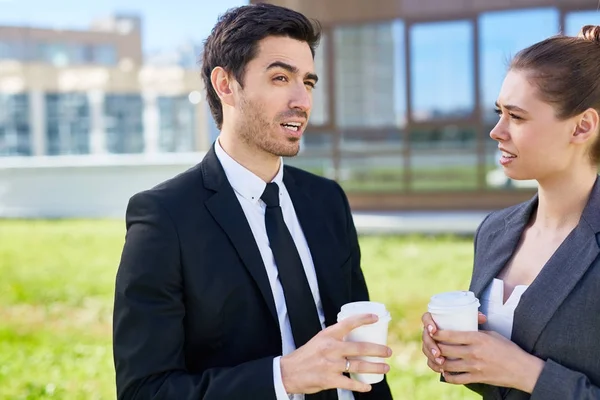 Agentes Negocios Con Bebidas Comunicándose Aire Libre — Foto de Stock