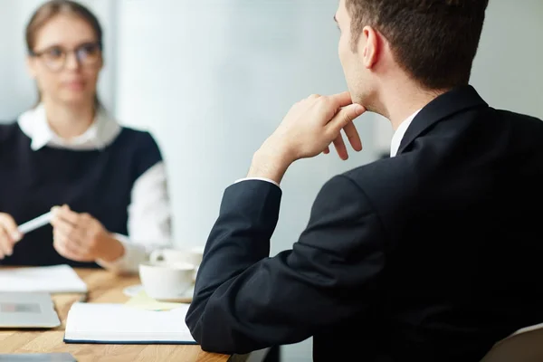 Blick Zurück Auf Junge Managerin Die Sich Mit Vorstandskollegin Versammelt — Stockfoto