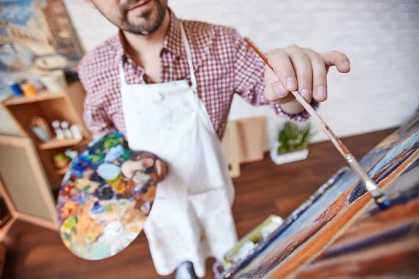 Hoge Hoek Portret Van Geïnspireerd Professioneel Kunstenaar Schilderij Foto Ezel — Stockfoto