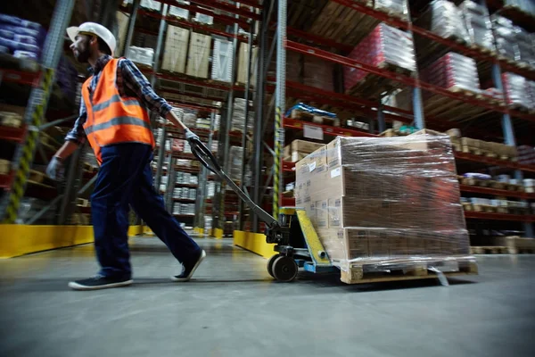 Cargador Con Carretilla Elevadora Que Mueve Largo Estantes Con Mercancías —  Fotos de Stock