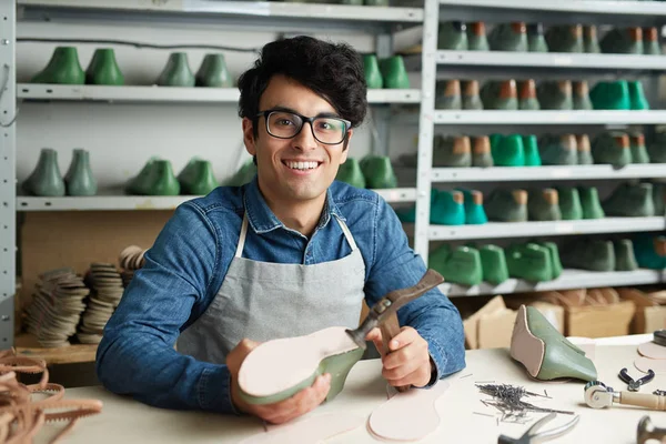 Selbständiger Schuhmacher Oder Werkstattarbeiter Der Während Der Arbeit Die Kamera — Stockfoto