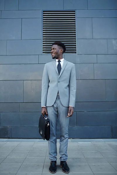 Gelukkig Afrikaanse Man Formalwear Staande Tegen Muur Van Het Gebouw — Stockfoto
