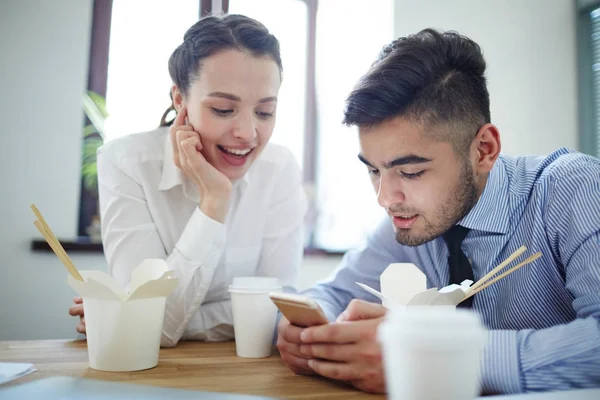 Profesionales Móviles Viendo Curiosos Videos Smartphone Durante Hora Del Almuerzo — Foto de Stock