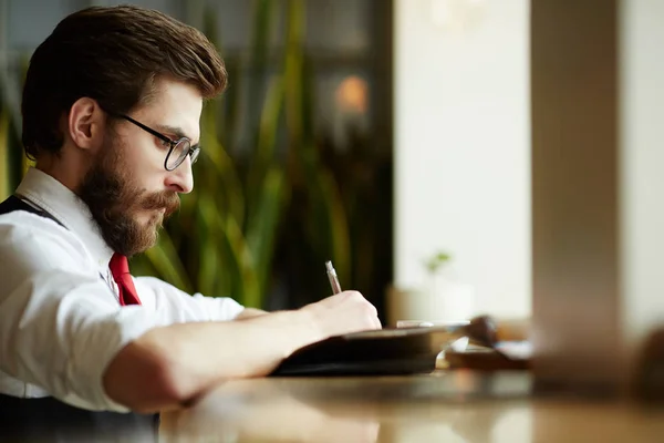 Homme Affaires Sérieux Concentré Prenant Des Notes Avec Stylo — Photo