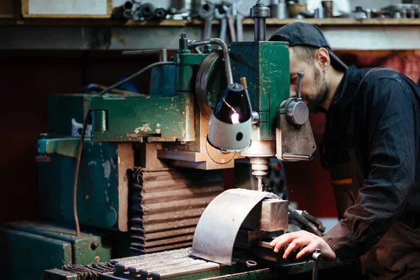 Metal Parçalar Yapmak Için Delme Birimi Kullanarak Işçi Üniformalı Erkeklere — Stok fotoğraf