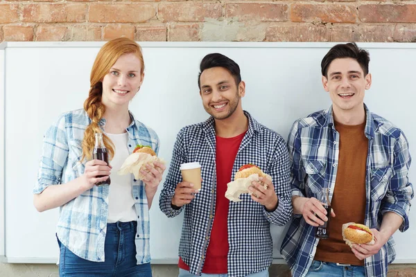 Gruppe Hungriger Studenten Mit Hamburgern Und Getränken — Stockfoto