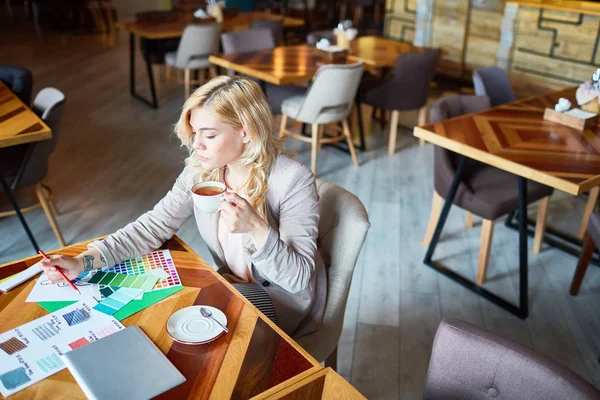 Hochwinkelaufnahme Eines Selbstbewussten Blondhaarigen Innenarchitekten Mit Farbmustern Bei Der Arbeit — Stockfoto