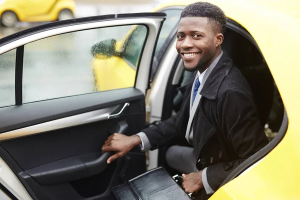 Erfolgreicher Anwalt Steigt Aus Taxi Aus — Stockfoto