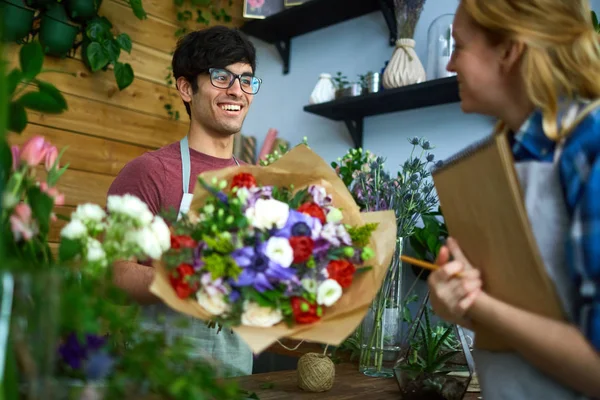 Щасливий Флорист Букетом Розмовляє Своїм Колегою Квітковому Магазині — стокове фото