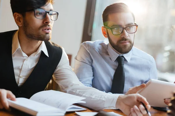 Empresario Confianza Hablando Con Uno Sus Compañeros Trabajo Reunión — Foto de Stock