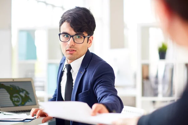 Selbstbewusster Geschäftsmann Der Seinem Partner Oder Chef Papiere Zur Unterschrift — Stockfoto