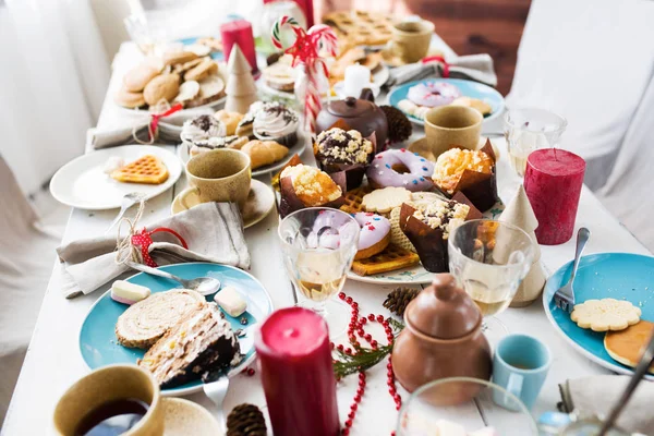 Mesa Festiva Servida Con Pastelería Casera Dulce Bebidas Velas Listas —  Fotos de Stock