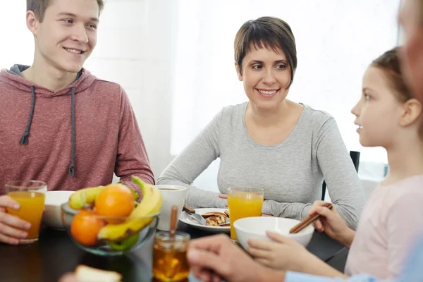 Mutlu Aile Kahvaltı Için Sağlıklı Yemek Yeme — Stok fotoğraf