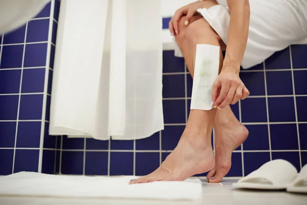 Elegant Legs Young Woman Using Wax Pads Remove Unwanted Hair — Stock Photo, Image