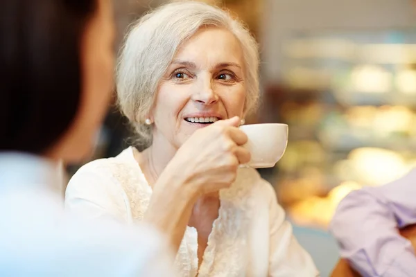 Mogen Kvinna Dricka Vitt Porslin Kopp Fördriva Tiden Talande Till — Stockfoto