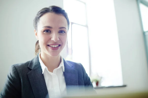 Office Kamerada Bakarak Dişlek Gülümseme Ile Genç Kadını — Stok fotoğraf