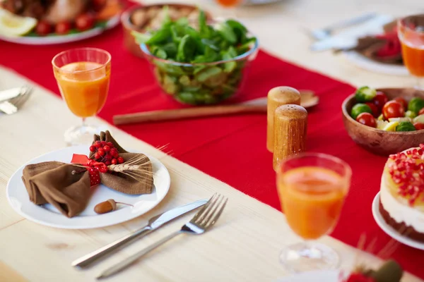 Glasses Juice Salad Vegs Served Festive Table — Stock Photo, Image