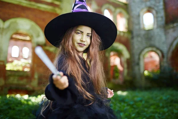 Pequeña Bruja Con Palo Mágico Haciendo Truco Halloween Sobre —  Fotos de Stock