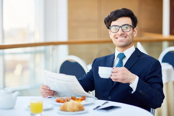 Веселый Бизнесмен Напитками Газетой Сидит Кафе — стоковое фото