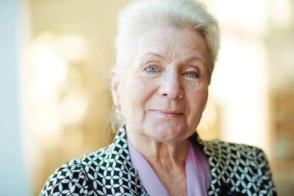 Glad Senior Kvinna Tittar Kameran — Stockfoto