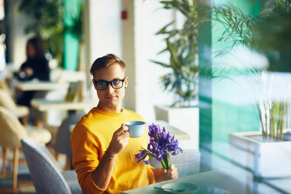 Портрет Модного Романтичного Хлопця Який Чекає Побачення Кафе Букетом Квітів — стокове фото
