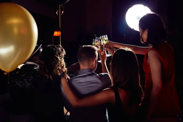 Partisi Tam Hızda Tanınmayan Grup Arkadaşıyla Birlikte Şampanya Flüt Birlikte — Stok fotoğraf
