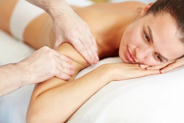 Rilassato Femminile Godendo Massaggio Corpo Professionale Nel Salone Spa — Foto Stock