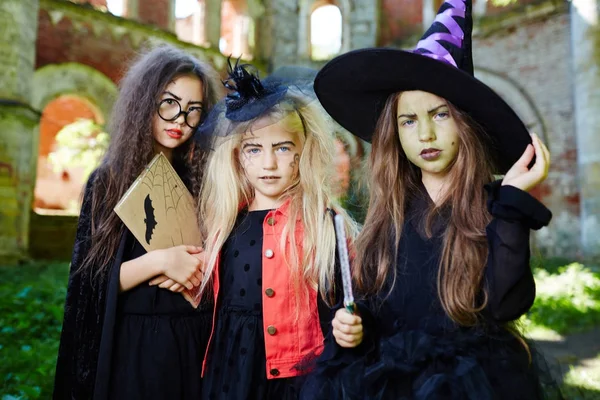 Grupo Bruxas Amigáveis Trajes Halloween Pedindo Lhe Deleite — Fotografia de Stock