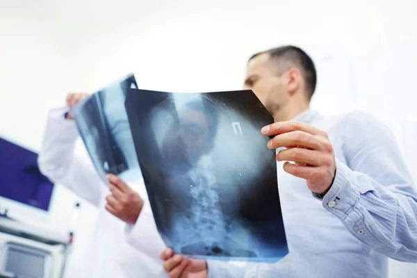 Alacsony Szög Kilátás Felismerhetetlen Orvos Beteg Röntgenképek Megvitatása Során Találkozó — Stock Fotó