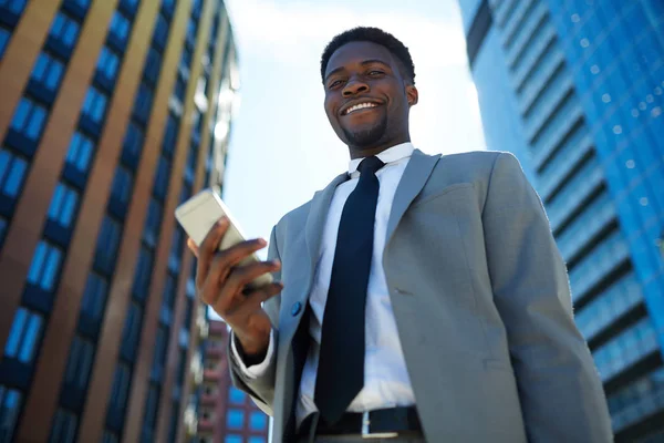 Líder Empresarial Sonriente Con Smartphone —  Fotos de Stock
