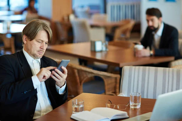 金发胡子商人坐在餐馆和短信与他的妻子 而在短期休息 从工作 腰部肖像 — 图库照片