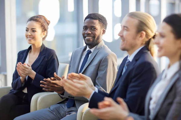 Multietnisk Grupp Leende Business Folk Sitter Rad Moderna Glas Hall — Stockfoto