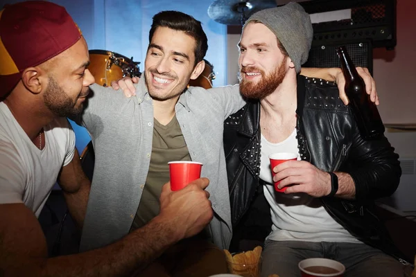 Three Smiling Young Men Enjoying Party Club Drinking Beer Chatting — Stock Photo, Image