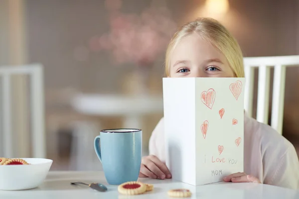 Nieuwsgierig Meisje Gluren Uit Zelf Gemaakte Papier Wenskaart Voor Moeder — Stockfoto