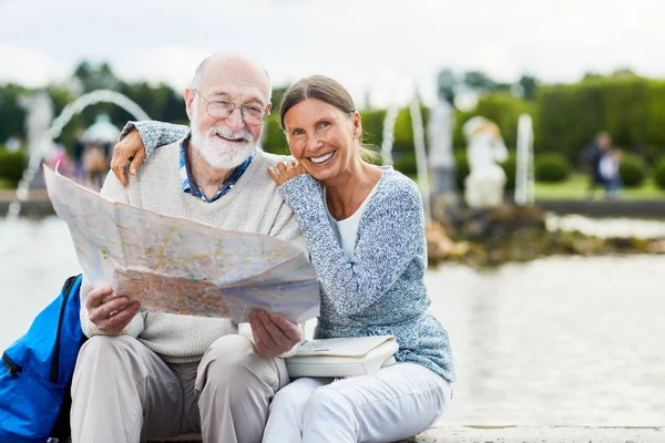 Allegro Donna Anziana Abbracciando Marito Con Guida Mappa Ambiente Urbano — Foto Stock