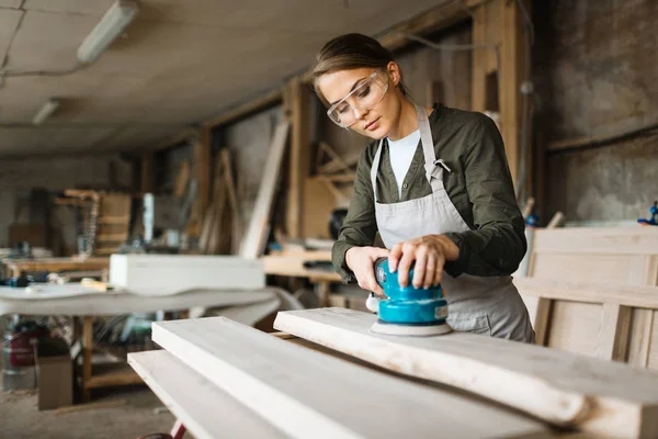 Özenli Genç Woodworker Geniş Atölye Çalışmasında Bel Dikey Elektrikli Zımpara — Stok fotoğraf