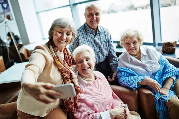 Gruppe Elegant Aussehender Senioren Macht Selfie Mit Modernem Smartphone Während — Stockfoto