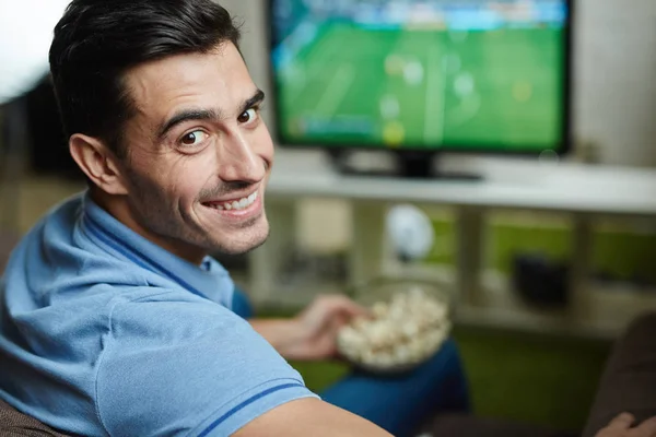 Retrato Del Hombre Guapo Sonriendo Girando Para Mirar Cámara Mientras — Foto de Stock