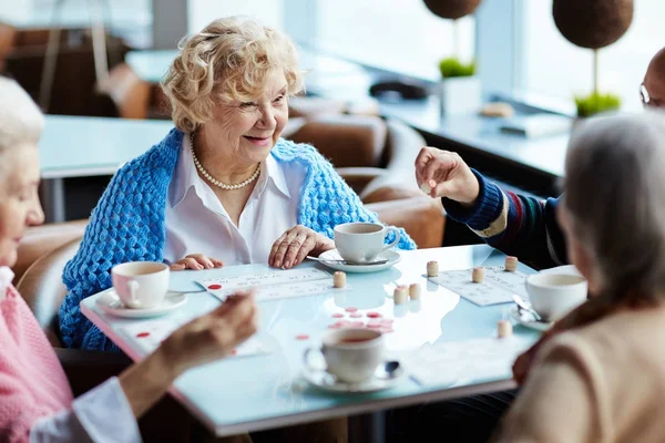 Grupo Cuatro Personas Mayores Reunieron Pequeño Café Acogedor Beber Fragante —  Fotos de Stock