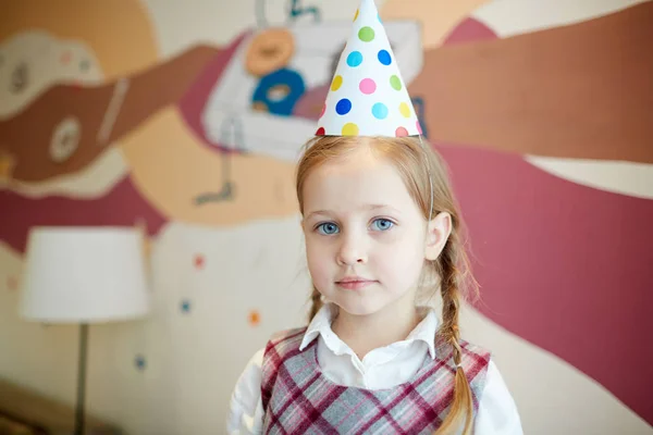 誕生日キャップ カメラ目線でかわいい女の子 — ストック写真