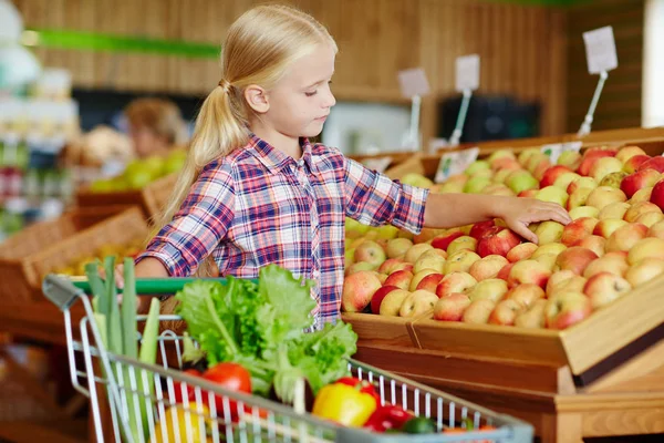 Sevimli Küçük Müşteri Lezzetli Elma Ürün Yelpazesine Seçme — Stok fotoğraf