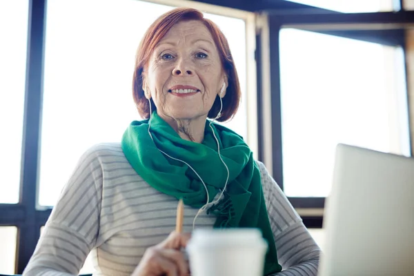 Mujer Con Taza Café Cafetería Con Auriculares — Foto de Stock