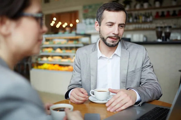 Dva Moderní Obchodníci Diskutovat Line Data Při Posezení Kavárně — Stock fotografie