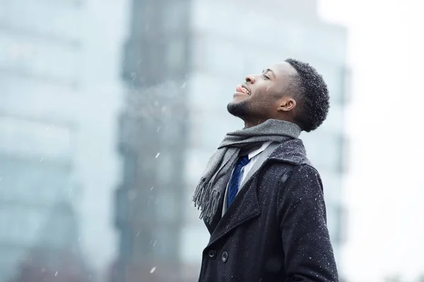 Empresario Cogiendo Copos Nieve Por Lengua — Foto de Stock