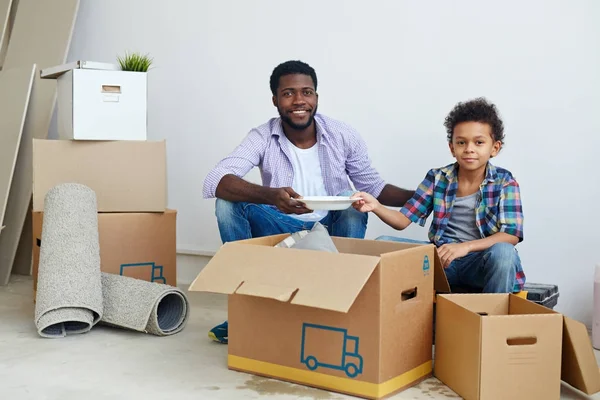 Glad Ung Man Och Hans Son Uppackning Kartong Lådor Efter — Stockfoto