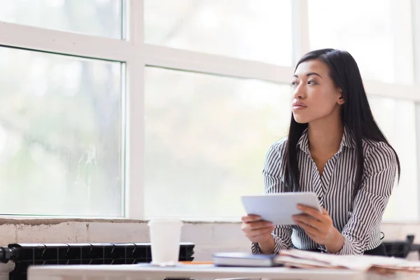 Periodista Asiático Mirando Por Ventana Mientras Busca Inspiración Para Escribir —  Fotos de Stock